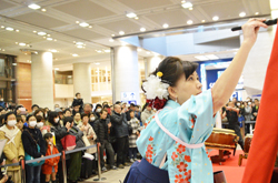 横浜市経済局主催　そごう横浜店「新春書道パフォーマンス2018横浜の街への期待1文字を発表」