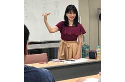 フリーアナウンサー桐島瑞希氏×紅花「美ウォーキング＆美文字」