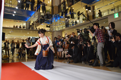 横浜スカイビル「新元号発表記念　新元号書道パフォーマンス」